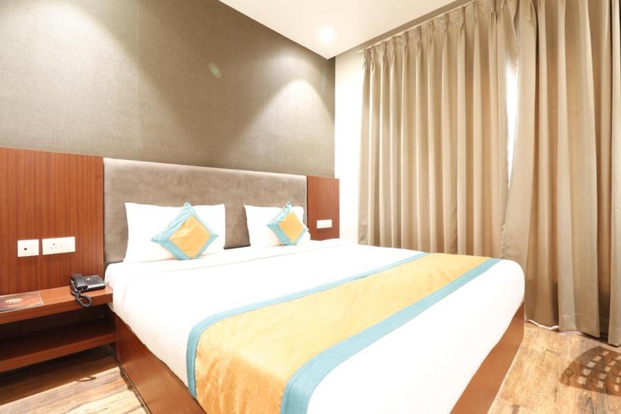 Hotel Yatri Нагпур Екстериор снимка